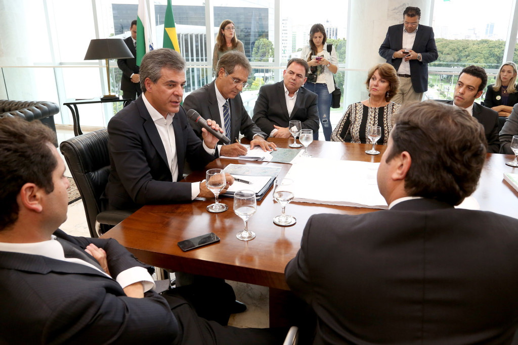 O governador Beto Richa anunciou nesta terça-feira (14) a duplicação do perímetro urbano da PR-466, em Guarapuava, no Centro do Estado, e do início da pavimentação da PR-239, entre Pitanga e Mato Rico. O anúncio foi feito no Palácio Iguaçu, durante encontro com os prefeitos da Associação dos Municípios do Centro do Paraná (Amocentro). Curitiba,14/03/2017 Foto: Jaelson Lucas / ANPr