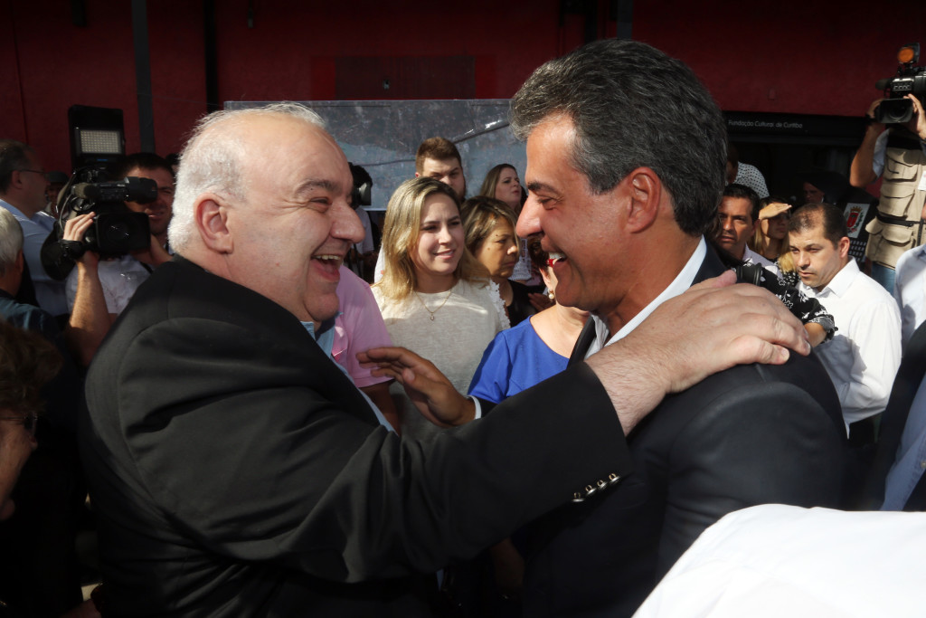 Governador Beto Richa participou nesta quinta-feira (9), junto com o prefeito de Curitiba, Rafael Greca, da solenidade de assinatura da ordem de serviço da revitalização da Avenida Manoel Ribas, que liga a capital paranaense ao município de Campo Magro, na Região Metropolitana. Curitiba, 09/03/2017. Foto: Orlando Kissner/ANPr