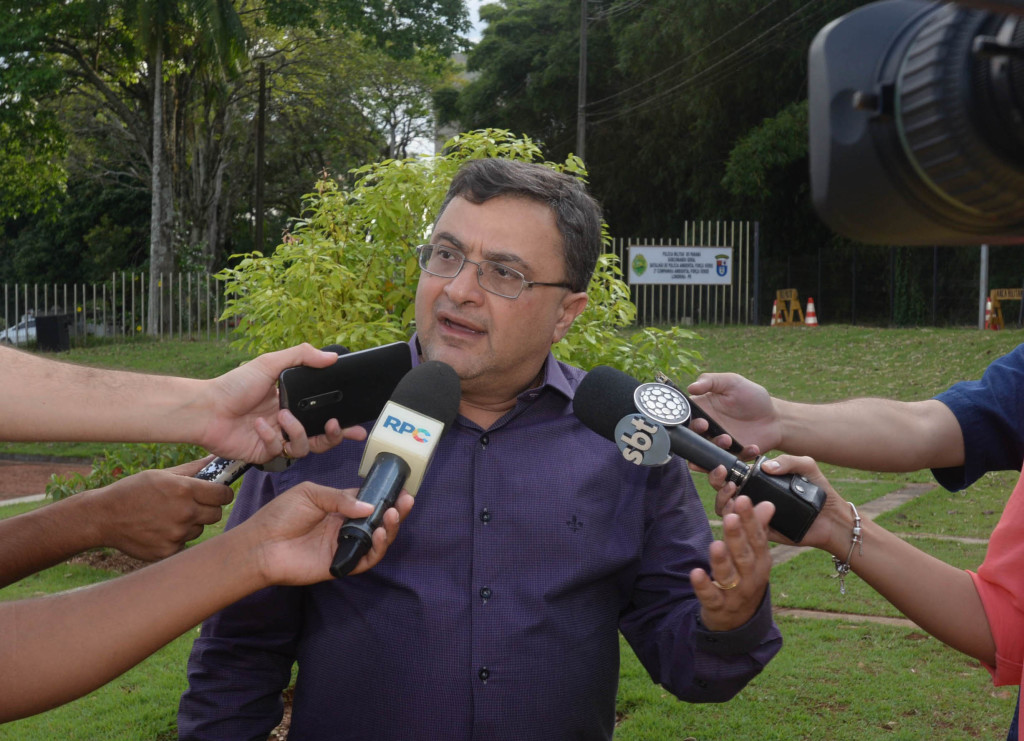 O secretário estadual da Saúde, Michele Caputo Neto, entregou nesta quinta-feira (23) mais um lote de veículos para reforçar a frota da 17ª Regional de Saúde, dos Hospitais Zona Norte e Zona Sul de Londrina e da Central Estadual de Transplantes. Londrina,23/03/2017 Foto:Venilton Küchler/SESA