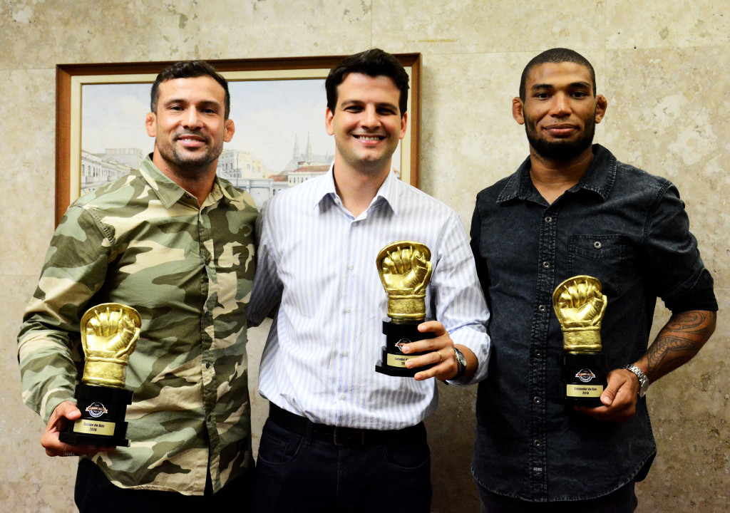 Vice prefeito Eduardo Pimentel recebe visita de integrantes da academia curitibana CM System que sagrou-se campeã nas três categorias mais importantes do prêmio Osvaldo Paquetá, maior premiação nacional do MMA.