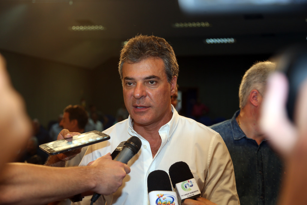 Governador Beto Richa assina em Campo Mourão, no Centro Oeste do Paraná, ordem de serviço para ampliação do sistema de abastecimento de água, a ampliação da rede de esgotamento sanitário e implantação da estação elevatória de esgoto Rio do Campo, com investimento de 50 milhões. Participaram da solenidade o secretário da Casa Civil, Valdir Rossoni; o presidente da Sanepar, Mounir Schaowiche; o secretário de Esporte e Turismo, Douglas Fabrício; o prefeito Tauillo Tezelli, deputados federais, estaduais entre outras autoridades. Campo Mourão, 17/03/2017. Foto: Orlando Kissner/ANPr