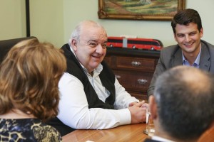 Greca renegocia contratos (1)