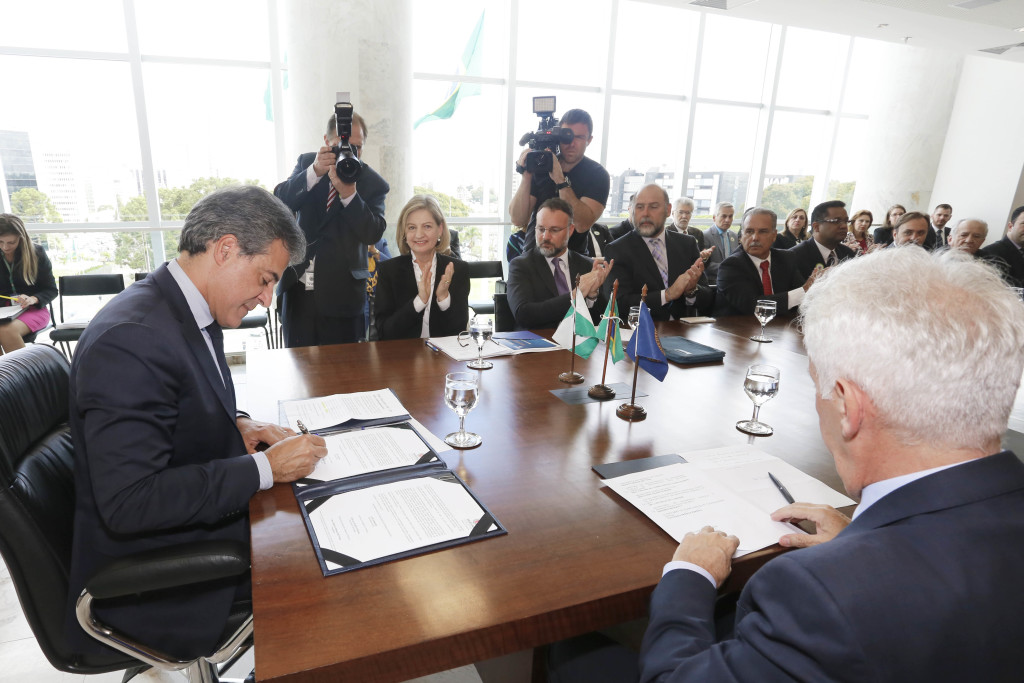 O Paraná e a Organização dos Estados Americanos (OEA) iniciam ações conjuntas para a melhoria da justiça penal e do sistema penitenciário do Estado. A parceria, inédita no Brasil, foi assinada nesta quinta-feira (23) pelo governador Beto Richa e Paulina do Carmo Arruda Vieira Duarte, diretora do Departamento de Segurança Pública da OEA, da OEA, em solenidade no Palácio Iguaçu. Participaram: secretário de Segurança, Vagner Mesquita, presidente do Trinbunal de Justiça do Paraná, Renato Braga Bettega, delegado Luiz Alberto Cartaxo, diretor do Depem/Pr, entre outros. Curitiba, 23-03-17. Foto: Arnaldo Alves / ANPr.