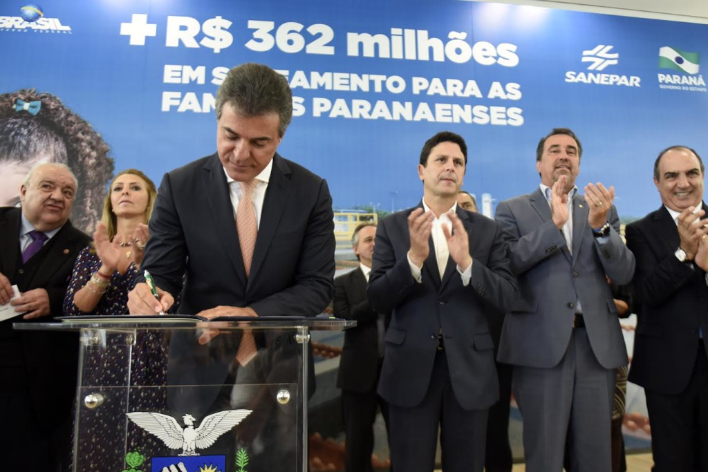 O governador Beto Richa e o ministro das Cidades, Bruno Araújo anunciaram nesta quarta-feira (29), em Curitiba, o investimento de R$ 362,3 milhões para ampliação de sistemas de água e esgoto no Paraná, beneficiando as populações de 23 municípios.O investimento faz parte do programa Saneamento para Todos, do Governo Federal, e os recursos são do FGTS. Assinaram o contrato o governador Beto Richa, o ministro Bruno Araújo, o presidente da Caixa Econômica Federal, Gilberto Magalhães Occhi, e o presidente da Sanepar, Mounir Chaowiche.Curitiba, 29/03/2017.Foto: Ricardo Almeida/ANPr