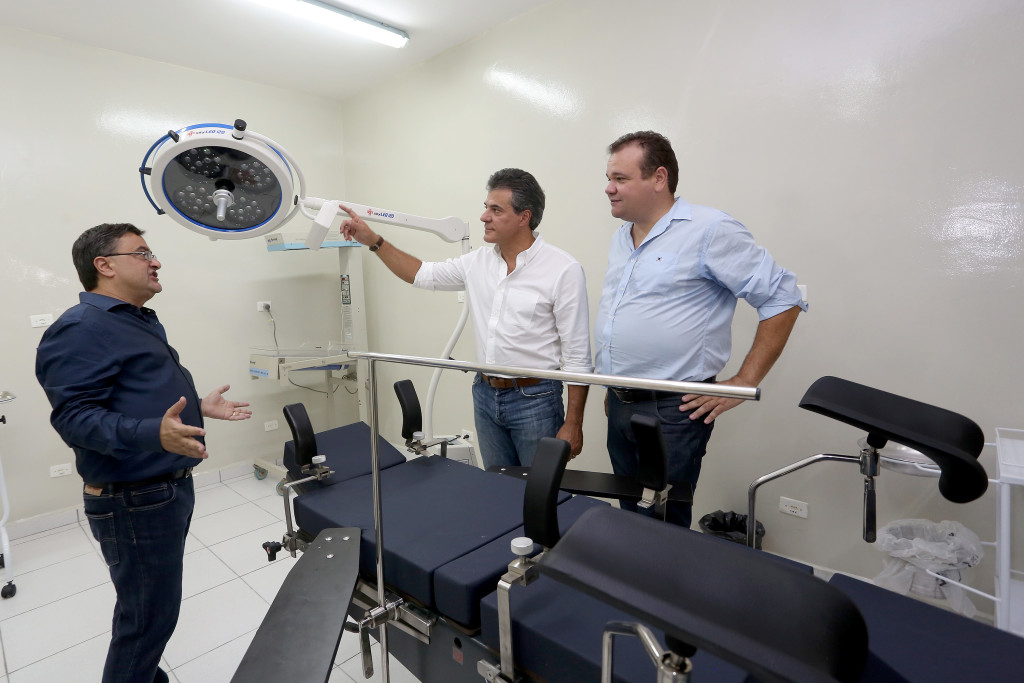 Nesta sexta-feira (24), o governador Beto Richa participou, junto com o secretário estadual de Saúde, Michele Caputo Neto, e o prefeito do município de Prado Ferreira, Silvio Antonio Damaceno, da solenidade de reinauguração do Hospital Municipal João Caires. Participou também, José Richa Filho, secretário Infraestrutura e Logística. Prado Ferreira,24/03/2017 Foto: Jaelson Lucas / ANPr