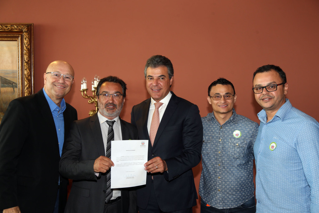 Governador Beto Richa autoriza o início dos trâmites a pedidos de financiamentos para 46 prefeitos de municípios de várias regiões do Paraná.Curitiba, 29/03/2017.Foto: Orlando Kissner/ANPr