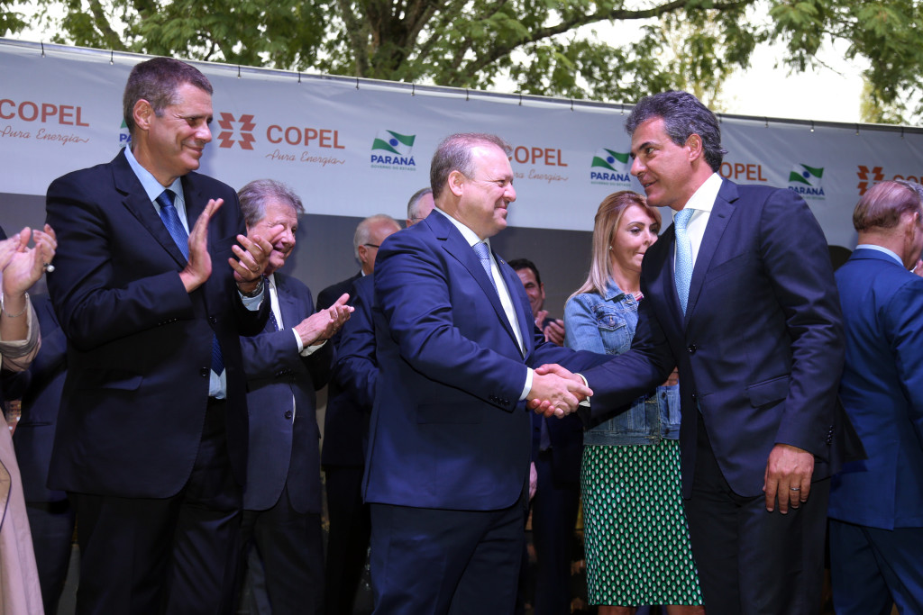 Governador Beto Richa participa da posse do novo presidente da Copel, Antonio Sérgio de Souza Guetter (C), no lugar de Luiz Fernando Vianna, que assumiu a diretoria brasileira da Itaipu Binacional. Curitiba, 27/03/2017. Foto: Orlando Kissner/ANPr