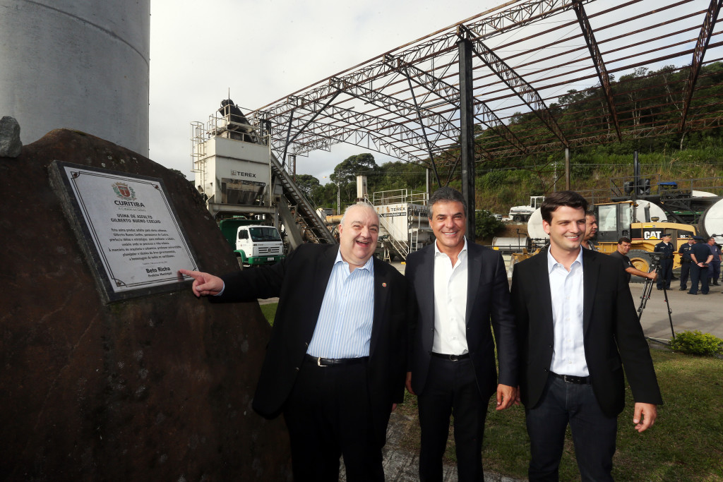 Governador Beto Richa participa, junto com o prefeito Rafael Greca, da solenidade de reativação da usina de asfalto de Curitiba. Curitiba, 21/03/2017. Foto: Orlando Kissner/ANPr