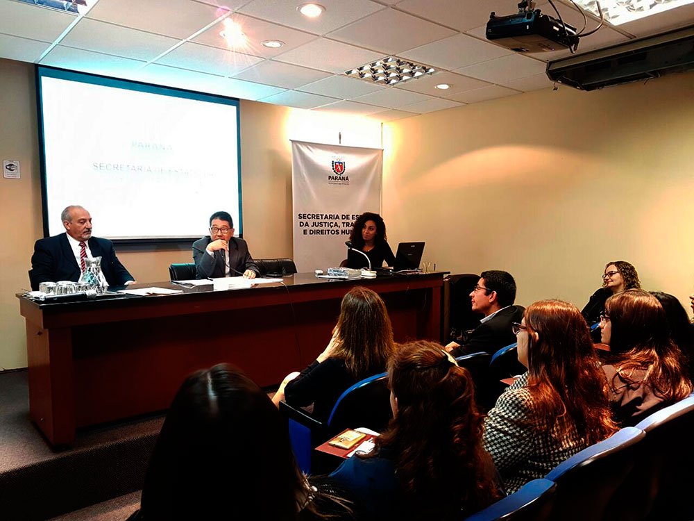 A Secretaria estadual da Justiça, Trabalho e Direitos Humanos recebeu nesta sexta-feira (31) cinquenta novos residentes técnicos, que vão atuar nas diversos setores e departamentos. O trabalho está marcado para começar nesta segunda-feira (3), mas já houve uma reunião de integração e recepção desses novos profissionais. Curitiba, 31/03/2017. Foto: Divulgação SEJU