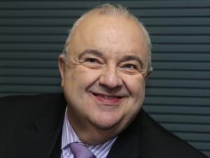 Greca anuncia retomada de construção de casas