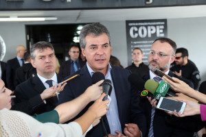 O governador Beto Richa e o secretário estadual da Segurança Pública e Administração Penitenciária, Wagner Mesquita, entregam mais 160 pistolas da marca Glock para a Polícia Civil e 45 viaturas para o Departamento Penitenciário do Paraná (Depen). As entregas fazem parte do programa Paraná Seguro da Secretaria de Segurança Pública e Administração Penitenciária. Curitiba, 10/04/2017. Foto: Orlando Kissner/ANPr