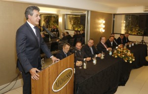 O governador Beto Richa participou nesta terça-feira (11), em Curitiba, da posse da nova diretoria do Sindicato das Empresas Proprietárias de Jornais e Revistas do Paraná (Sindejor-PR). O sócio diretor da Folha de Londrina, José Nicolás Mejía, assume a presidência para o triênio 2017/2020, no lugar do empresário Franklin Vieira da Silva, que presidia a entidade desde 2014. Curitiba, 11/04/2017. Foto: Arnaldo Alves/ANPr