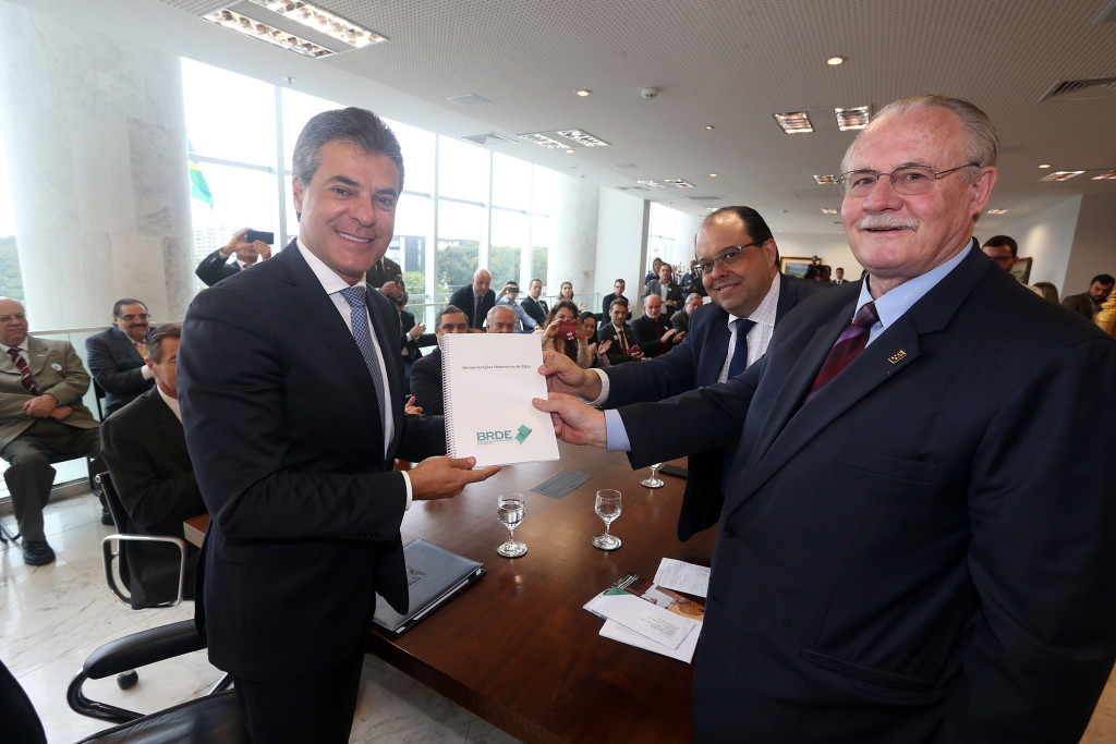 Governador Beto Richa durante a apresentação do balanço de 2016 do Banco Regional de Desenvolvimento do Extremo Sul (BRDE), assinatura de contratos de financiamentos e liberação de créditos no valor de R$ 121,5 milhões, o vice presidente e diretor Administrativo Orlando Pessuti representou os demais diretores do Banco. Curitiba, 12/04/2017. Foto: Orlando Kissner/ANPr