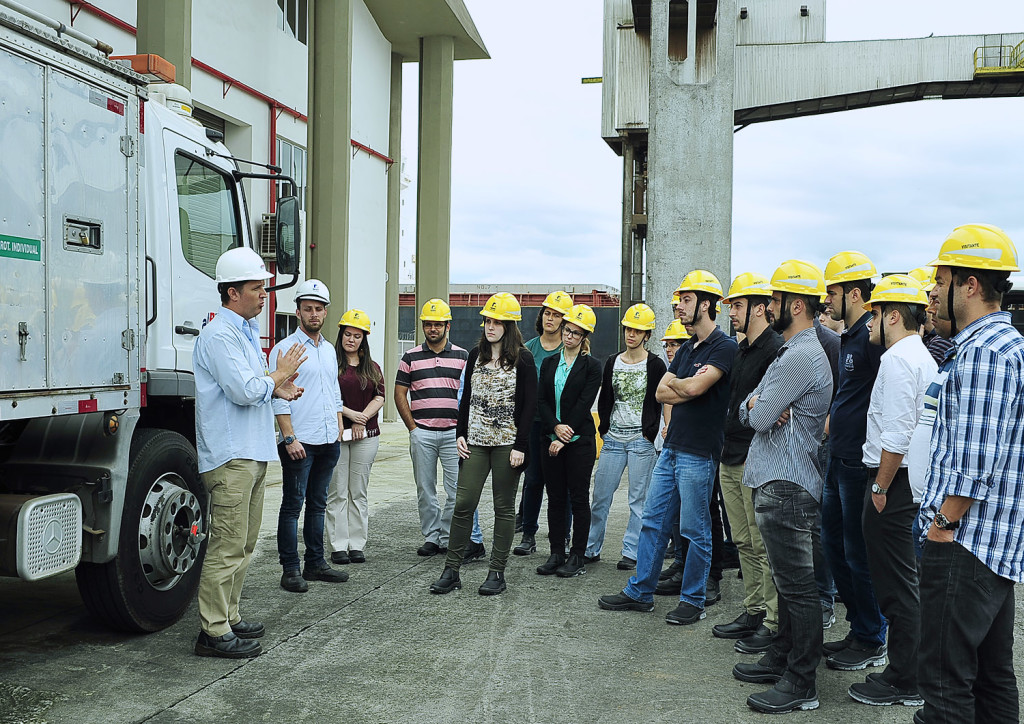 A Administração dos Portos de Paranaguá e Antonina (Appa) iniciou nesta semana o processo de integração dos 24 novos colaboradores aprovados em concurso público para analista portuário nas áreas de administração, direito, tecnologia da informação, biologia, contabilidade, economia, engenharia e comunicação. Paranaguá, 12/04/2017. Foto: Ivan Bueno/APPA