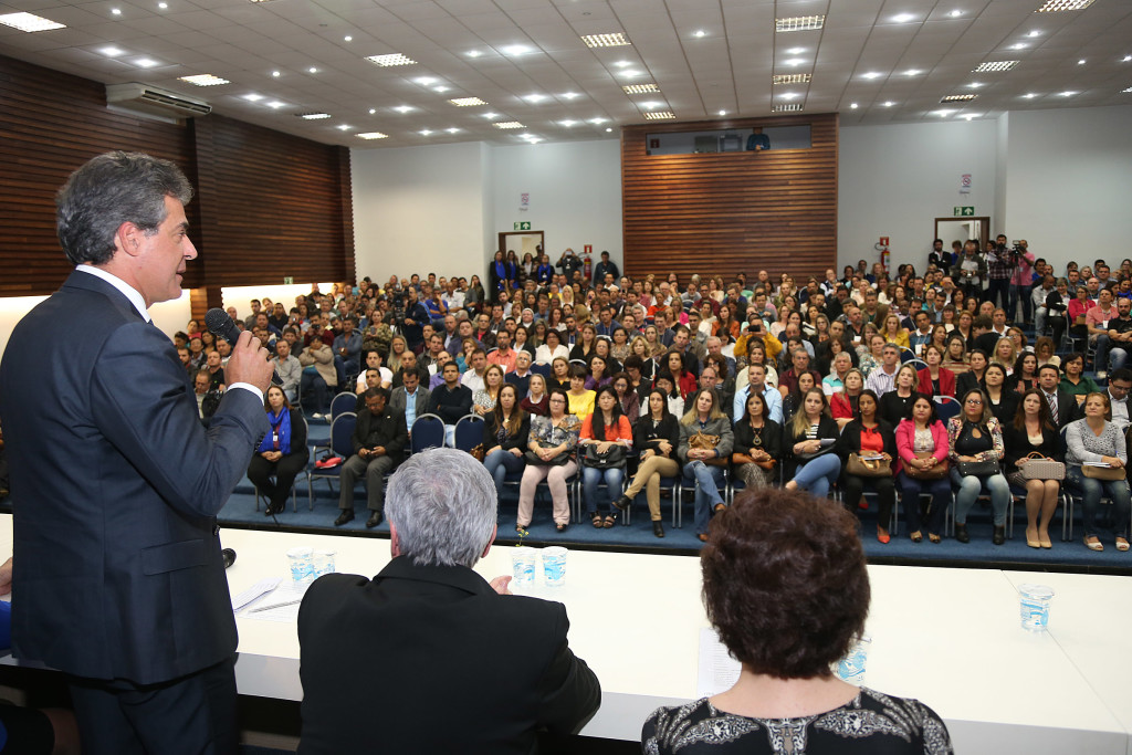Governador Beto Richa, acompanhado pela secretária estadual da Educação, professora Ana seres Trento Comin, participou nesta segunda-feira (3), em Curitiba, na Unibrasil, da aula inaugural do curso de formação continuada do Programa Gestão em Foco, voltado a diretores de escolas estaduais do Estado. O chefe da Casa Civil, Valdir Rossoni, também participou do evento. Curitiba, 03/04/2017. Foto: Orlando Kissner/ANPr
