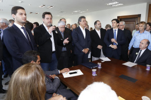 O governador Beto Richa recebeu no Palácio Iguaçu, prefeitos de 65 municípios, de diferentes regiões do Paraná para solicitar autorização a pedidos de financiamentos, junto ao Governo do Estado, para investimentos nas cidades. Curitiba, 11-04-17 Foto: Arnaldo Alves / ANPr.