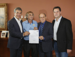 O governador Beto Richa recebeu no Palácio Iguaçu, prefeitos de 66 municípios, de diferentes regiões do Paraná para solicitar autorização a pedidos de financiamentos, junto ao Governo do Estado, para investimentos nas cidades. Curitiba, 11-04-17 Foto: Arnaldo Alves / ANPr.