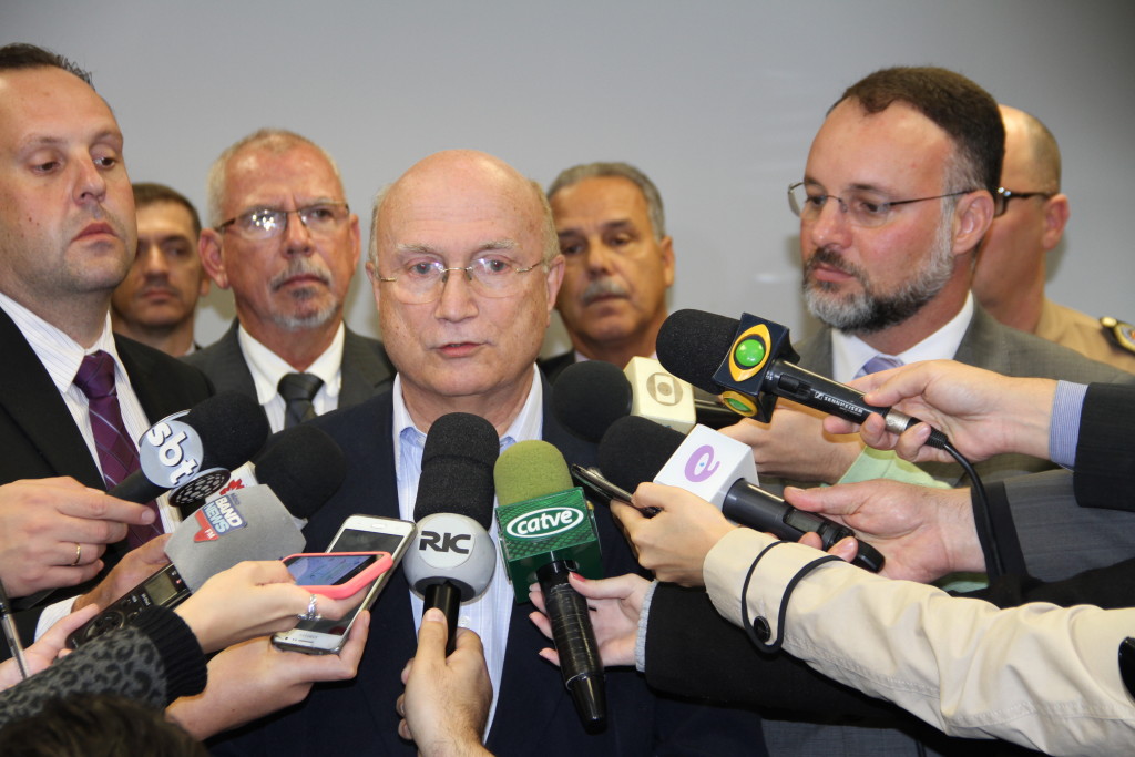 O secretário da Segurança Pública e Administração Penitenciária do Paraná, Wagner Mesquita, recebe o ministro da Justiça, Osmar Serraglio.  Curitiba, 13/04/2017. Foto: Divulgação SESP