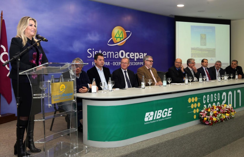 A governadora em exercício Cida Borghetti participou na manhã desta segunda-feira (19) na Ocepar (Organização das Cooperativas do Estado do Paraná), em Curitiba, do lançamento do Censo Agropecuário 2017. O evento contou com a presença do presidente do Instituto Brasileiro de Geografia e Estatística (IBGE), Roberto Olinto Ramos, além de representantes de diversos setores produtivos do Estado. Curitiba, 19/06/2017.Foto: Orlando Kissner/ANPr