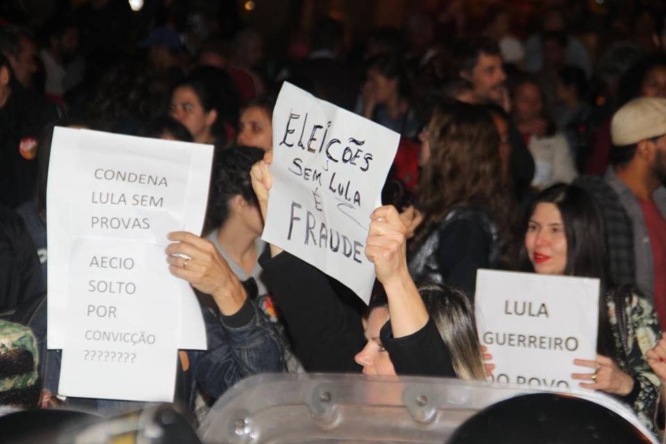 Durante o protesto, manifestantes exibiam faixas de apoio ao ex-presidente Lula, condenado nesta semana por corrupção.