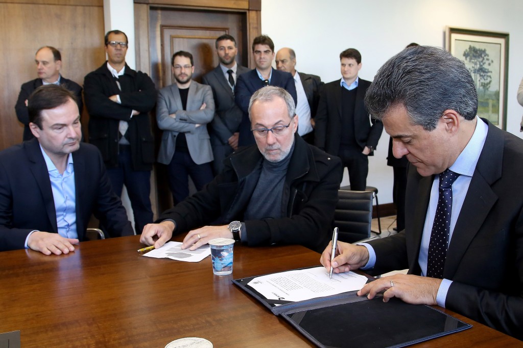 O governador Beto Richa anunciou nesta terça-feira (18), no Palácio Iguaçu, a restituição, pelo Detran-PR, de R$ 2 milhões para 25 cidades paranaenses que não estão integradas ao Sistema Nacional de Trânsito (SNT) e que não possuem adesão ao convênio de delegação para fiscalização de trânsito. Os valores são referentes a multas de trânsito de competência municipal, lavradas por agentes da autoridade de trânsito estadual. Curitiba,18/07/2017 Foto:Jaelson Lucas / ANPr