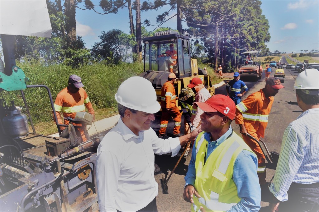 Governador Beto Richa, acompanhado pelo Secretário de Infrestrutura e Logística, José Richa Filho e pelo Prefeito de Ponta Grossa, Marcelo Rangel, vistoria obras de duplicação da BR-374 que liga Ponta Grossa a Apucarana. Ponta Grossa, 24/03/2015 Foto: Ricardo Almeida / ANPr