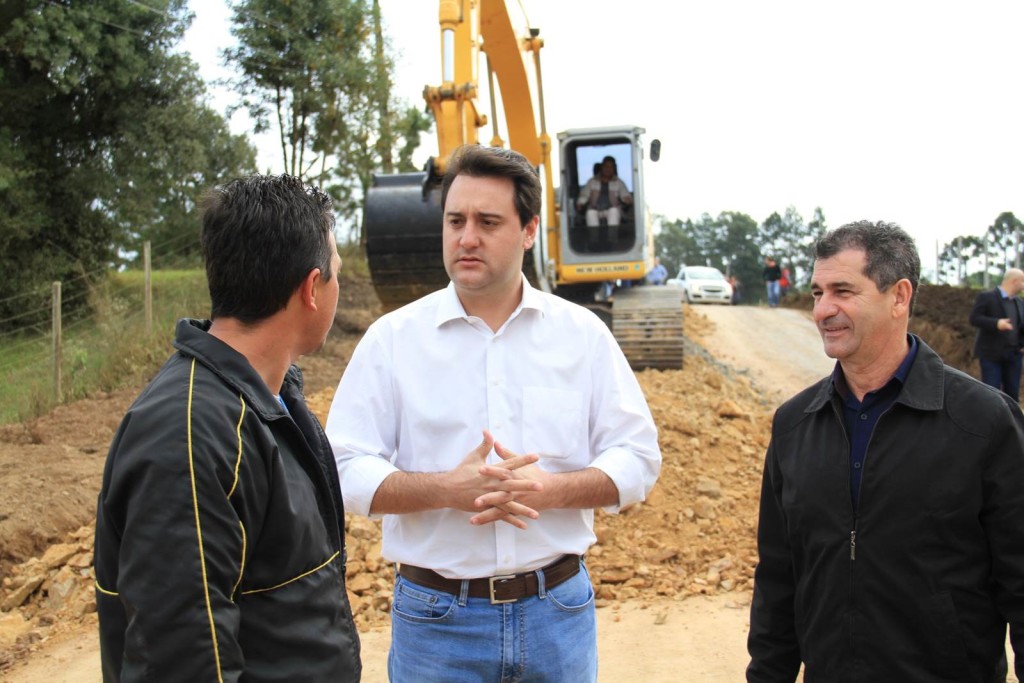 Secretário do Desenvolvimento Urbano, Ratinho Junior, visita obras no município de São José dos Pinhais, na Região Metropolitana de Curitiba. São José dos Pinhais, 17/05/2017. Foto: Divulgação SEDU