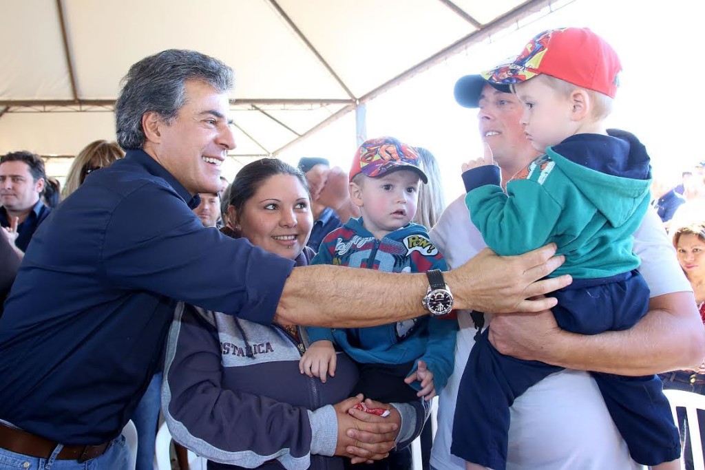 Mais 150 famílias de Santo Antônio do Sudoeste receberam suas novas casas. As chaves das moradias do Residencial Parque das Imbaúvas foram entregues pelo governador Beto Richa nesta sexta-feira (7). Richa também inaugurou a pavimentação da estrada que liga a área urbana do município ao distrito de Marcianópolis, além da revitalização de outras vias. Santo Antônio do Sudoeste, 07/07/2017.Foto: Jaelson Lucas/ANPr