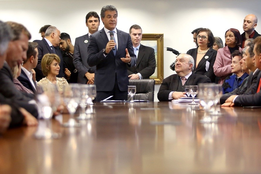 O Governo do Estado repassa R$ 29,5 milhões para a prefeitura de Curitiba investir em obras de melhoria urbana. O convênio é com a Secretaria da Infraestrutura e Logística e foi assinado nesta quarta-feira (02) pelo governador Beto Richa e o prefeito Rafael Greca, em solenidade no Palácio Iguaçu, na capital paranaense. Curitiba,02/08/2017 Foto:Jaelson Lucas / ANPr