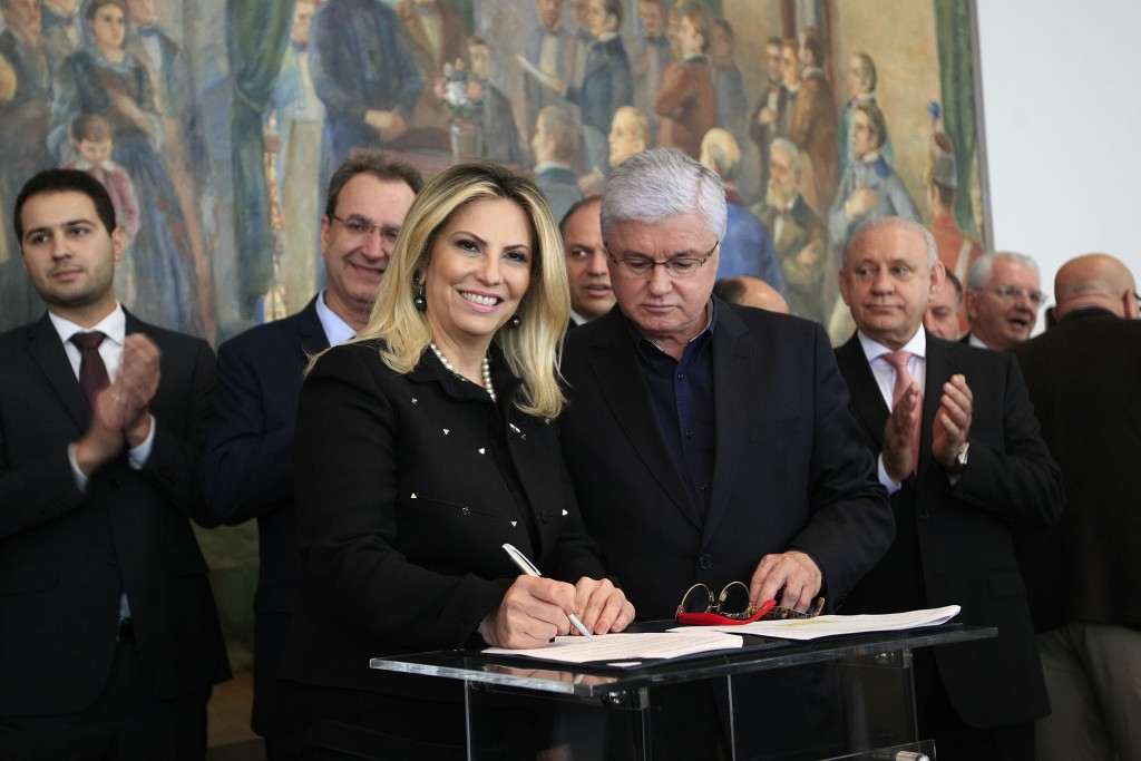 A governadora em exercício Cida Borghetti assina nesta segunda-feira (28), às 11 horas, no Palácio Iguaçu, convênios para repasse de recursos a 36 municípios. O dinheiro será para compra de veículos e maquinários. Também serão entregues os editais homologados de convênios e financiamentos já firmados com 14 municípios. - 28.08.2017 - Curitiba/Pr - Foto Jonas Oliveira