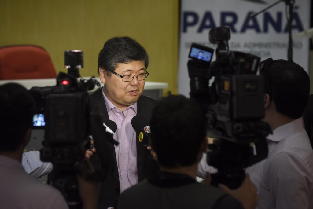 O diretor presidente do Ipardes - Instituto Paranaense de Desenvolvimento Econômico e Social, Julio Suzuki Júnior, acompanhado pelo chefe do Ibge - Instituto Brasileiro de Geografia e Estatística, Sinval Dias dos Santos e pelo chefe de gabinete da Secretaria de Planejamento e Coordenação Geral, Cyllênio Pessoa Pereira Junior, em coletiva com a imprensa para divulgação do produto interno bruto dos municípios do Paraná (2010-2013). Julio Suzuki Júnior, diretor presidente do Ipardes - Instituto Paranaense de Desenvolvimento Econômico e Social. Curitiba, 18/12/2015 Foto: Ricardo Almeida / ANPr