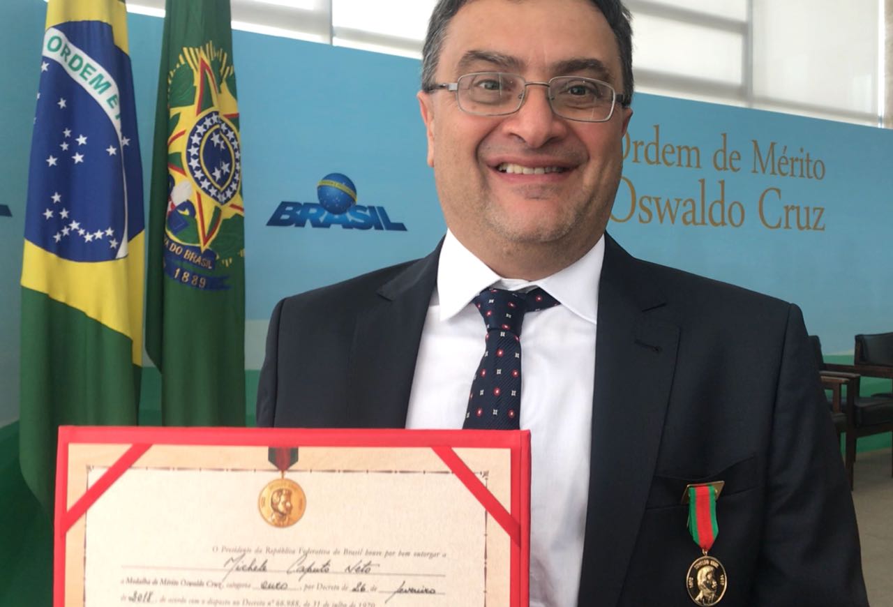 Michele Caputo recebe maior honraria da saúde brasileira