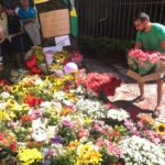 Curitibanos levam flores a Moro