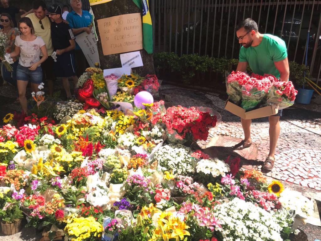 Curitibanos levam flores a Moro