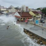 Ventos de até 61 km/h podem atingir litoral do Paraná deixando o mar agitado, com ondas altas