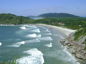 Ilha do Mel recebe circuito brasileiro de surf profissional