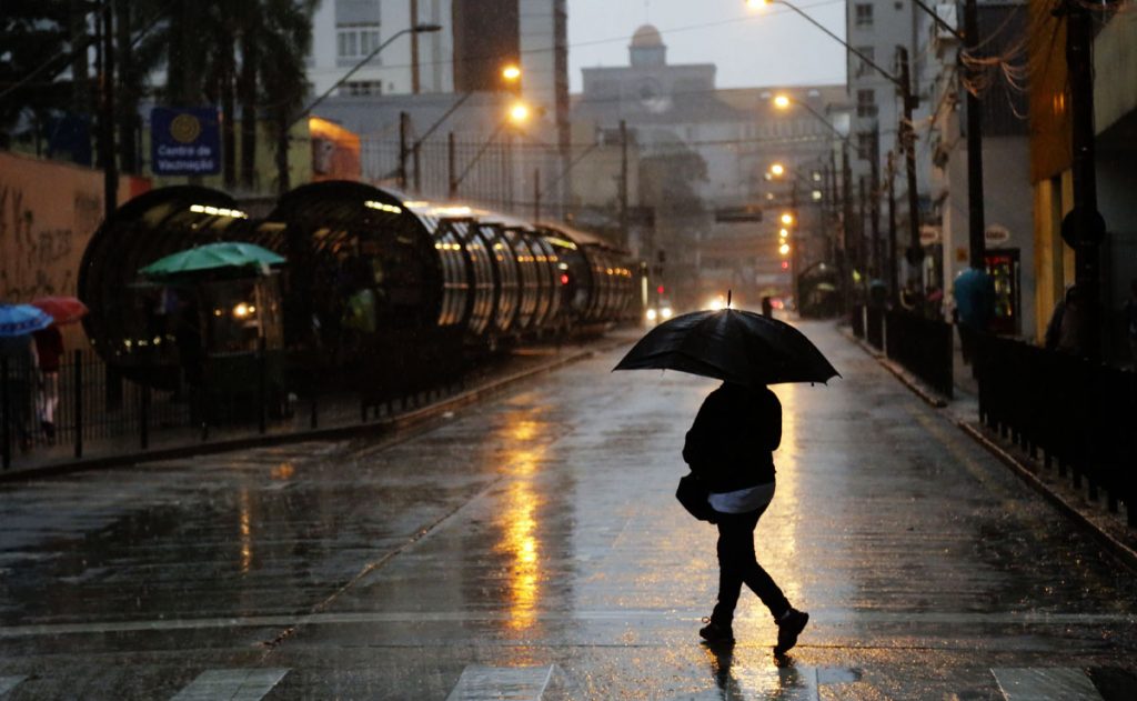 Chuva provoca danos em Curitiba