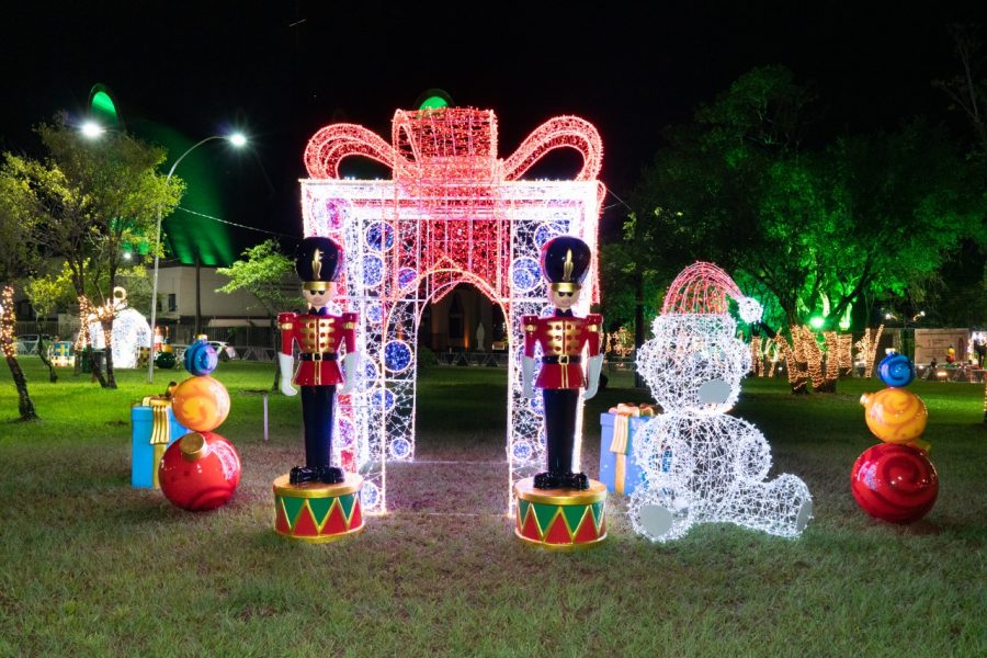 Decoração especial do Natal de Luzes da Itaipu permanece na catedral até o dia 5. participe! Visitas podem ser feitas em circuito drive-thru diariamente, das 20h às 22h30, mesmo na véspera do Ano-Novo e na noite de 1º de janeiro.