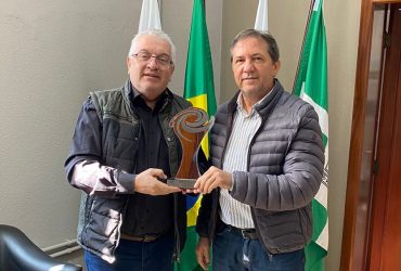 Chico Brasileiro recebe troféu do Prêmio Nacional da Inovação, do Iguassu Valley