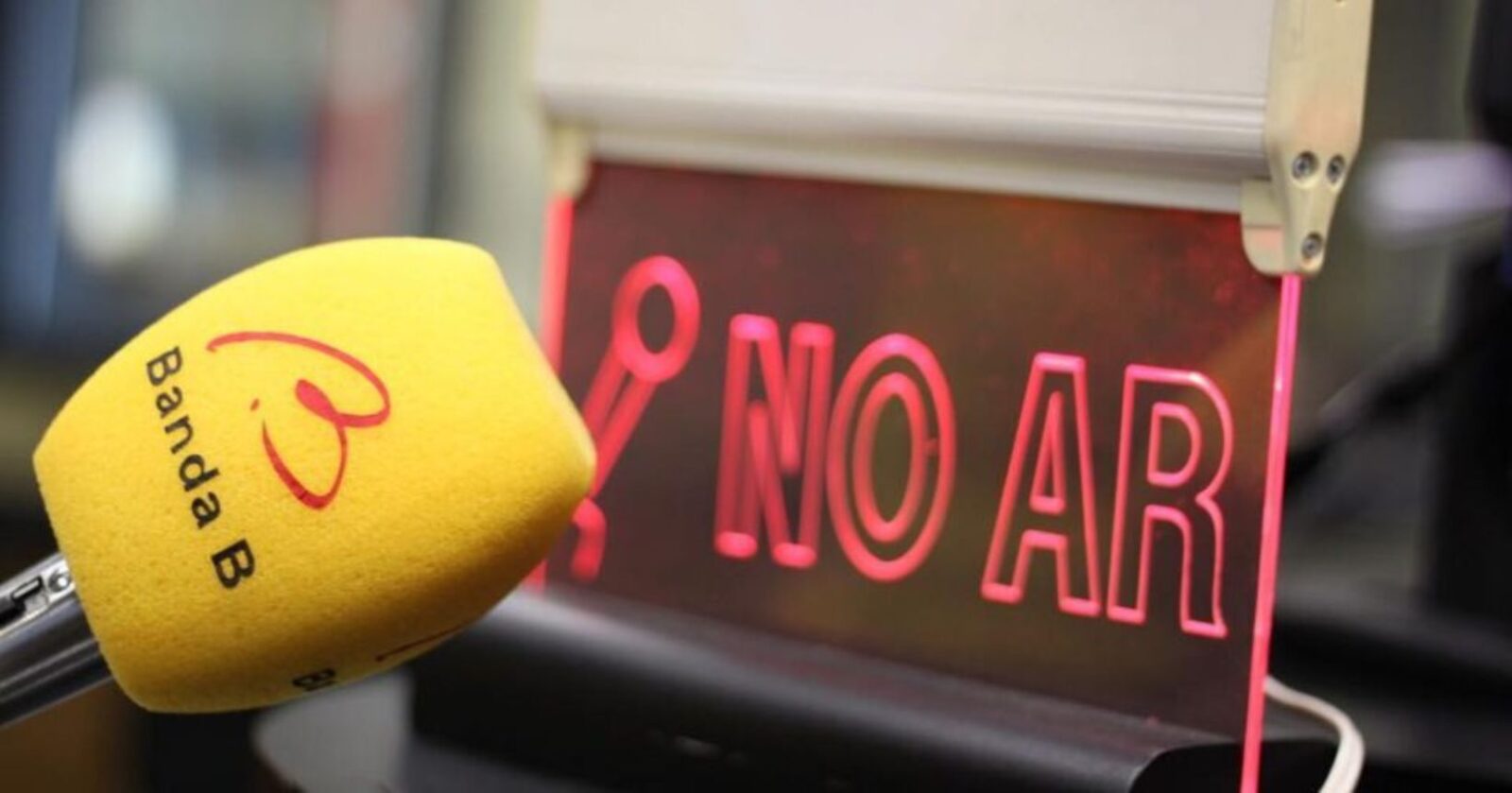 A tradicional Rádio Banda B iniciou oficialmente sua transmissão na nova frequência 89,7 FM, em substituição à faixa estendida 79,3 FM