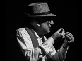 Antonio Cava em cena na peça “Tudo Acaba, Nada Tem Fim”, inspirada em Fellini, no Teatro Guaíra